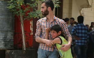 Des Syriens le 24 avril 2016 à Sakhur près d'Alep