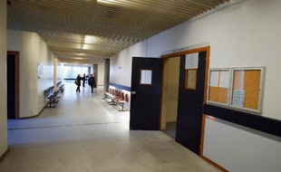 Vue de l'entrée d'une salle d'audience du palais de justice de Nanterre