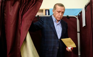 Le président Recep Tayyip Erdogan vote à Istanbul, le 1er novembre 2015