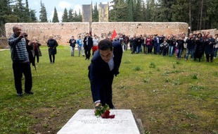 Le nouveau Premier ministre grec Alexis Tsipras dépose des roses au mémorial de la résistance nationale, le 26 janvier 2015 à Athènes