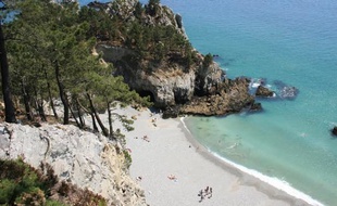La plage de l'Ile Vierge, sur la presqu'île de Crozon, est devenue très populaire en Bretagne. Elle est interdite d'accès.