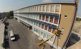 Des panneaux photovoltaïques ont été installés sur la façade de l'école primaire Painlevé dans le quartier de Lille Sud.