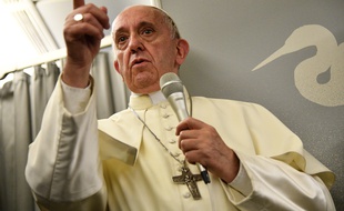 Le pape François donne une conférence de presse à bord de son avion, au retour de sa visite en Birmanie et au Bangladesh, le 2 décembre 2017.