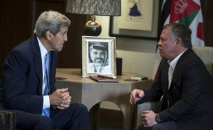 Le secrétaire d'Etat américain John Kerry (G) face au roi Abdallah II de Jordanie, le 24 octobre 2015 à Amman