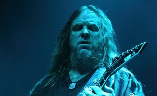 Le guitariste de Slayer, Jeff Hanneman, ici lors d'un concert en 2010, est décédé le 2 mai 2013.