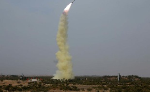 Photo non datée transmise par l'agence officielle nord-coréenne (KNCA) le 2 avril 2016, montrant un test de lancement d'un missile dont la localisation est inconnue