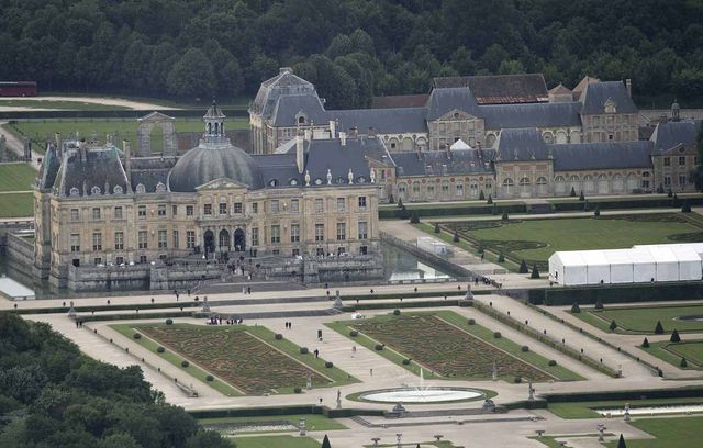 La grande fiesta du mariage entre Tony Parker et Eva Longoria s’est tenue à Vaux-Le Vicomte, comme les Mittal. Et les photos exclusives de la soirée ont été vendues à un magazine américain pour environ 2 millions de dollars.