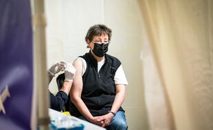 UNe femme vaccinée au Stade de France transformé en vaccinodrome, le 7 avril 2021.