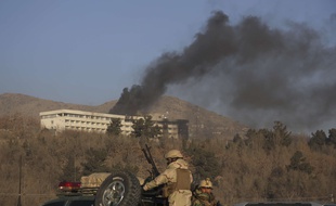 De la fumée noire s'échappe de l'hôtel Intercontinental de Kaboul attaqué, le 21 janvier 2018.