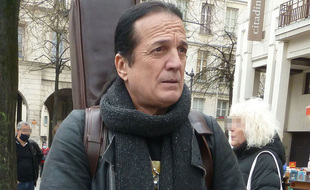 Dans TPMP, Francis Lalanne a nié avoir levé la main sur les journalistes de Quotidien.