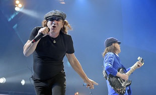 Brian Johnson (à g.), chanteur d'AC/DC, et Angus Young, lors d'un concert à Chicago, le 17 février 2016.