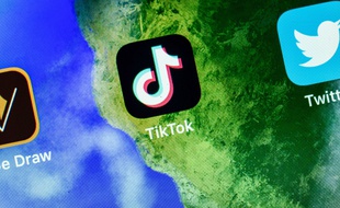Les applications TikTok et Twitter sur un smartphone.