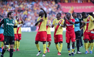 Les Lensois se congratulent après leur victoire dans le derby