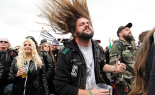 Spectateurs au Hellfest 2014
