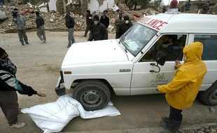 Une ambulance à Bam en Iran lors du tremblement de terre, le 31 décembre 2003