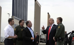 A San Diego, Donald Trump a examiné le 13 mars 2018 huit prototypes du mur qu'il veut construire à la frontière.