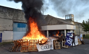 Les surveillants pénitentiaires de Gradignan ont manifesté leur colère après l'agression d'un d'entre eux la semaine dernière.