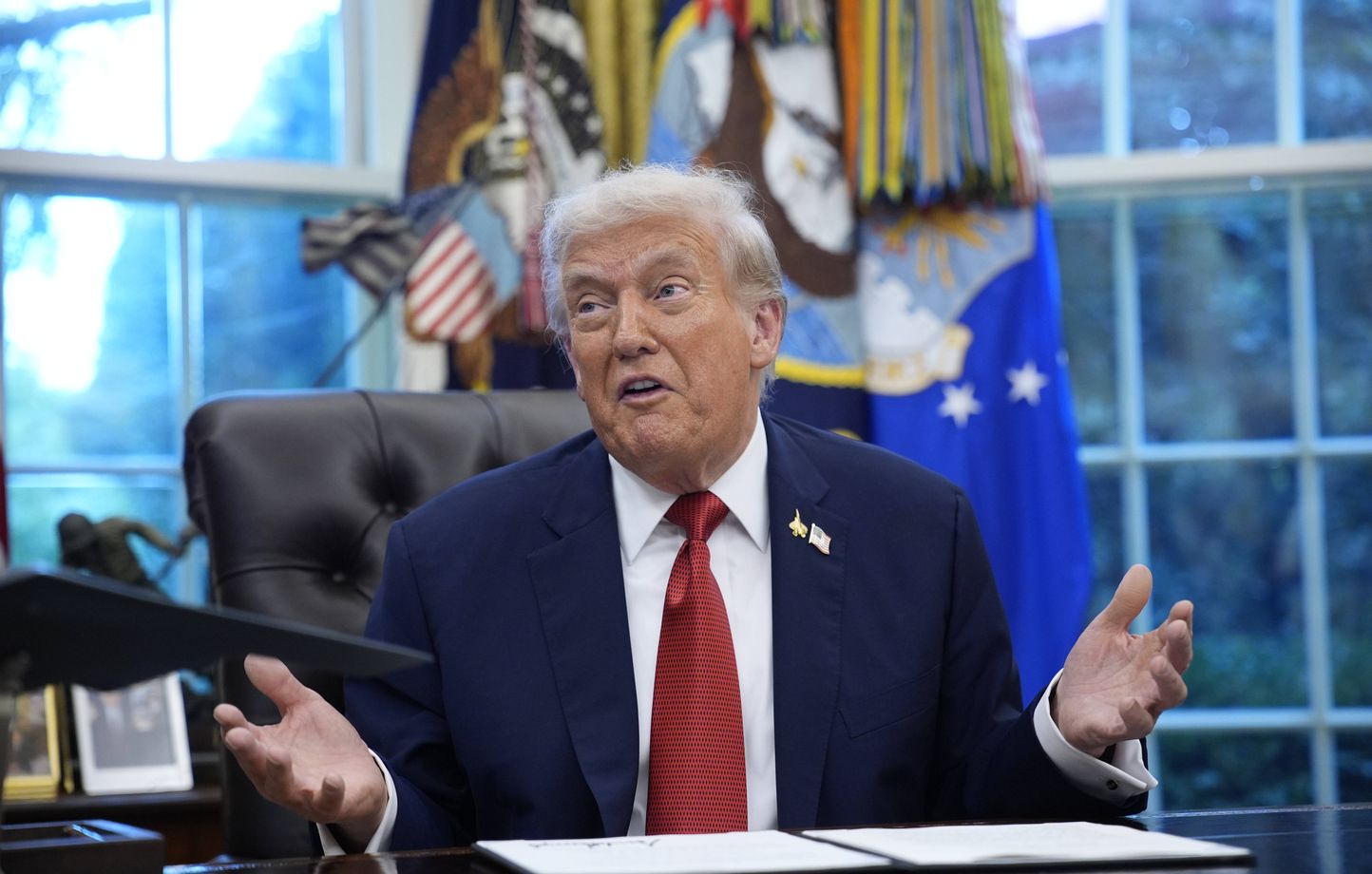 Trump impose de nouveaux droits de douane massifs sur les médicaments, camions et meubles importés