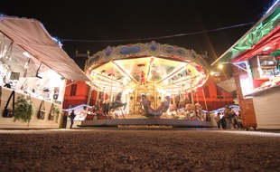 Un manège ancien de type carrousel ici sur la place du Parlement à Rennes.