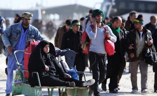 Des pélerins iraniens entrent en Irak après avoir franchi la frontière près de la ville de Kut, le 7 décembre 2014 afin de se rendre aux célébrations chiites de l'Arbaïn à Kerbala