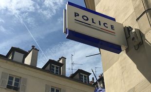 Panneau d'un commissariat - photo d'illustration