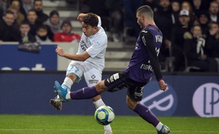 Le Marseillais Maxime Lopez tente de centrer face au Toulousain Quentin Boisgard.