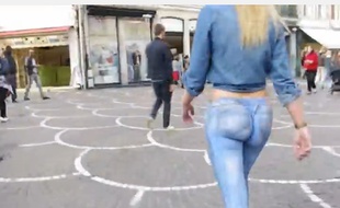 Capture d'écran de la vidéo «Elle se balade cul nu dans la rue».