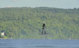 Capture écran vidéo Youtube Guinness World Records «Farthest flight by hoverboard - Guinness World Records» 22 mai 2015.