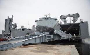 Dans l'immense cale, les deux usines portables sont déjà fixées au sol et les citernes de stockage ont été embarquées: le navire américain MV Cape Ray n'attend plus que l'ordre d'appareiller pour aller détruire en mer les armes chimiques syriennes.