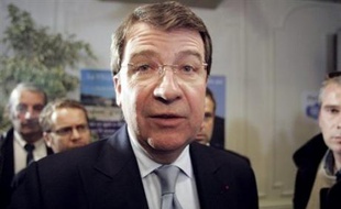 Le ministre UMP de l'Education Xavier Darcos a échoué pour 113 voix à conserver la mairie de Périgueux. A l'inverse, son collègue le secrétaire d'Etat "d'ouverture" Jean-Marie Bockel conserve Mulhouse pour 168 voix.