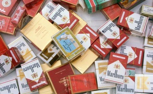 Vue d'ensemble datée du 10 avril 2001 de plusieurs paquets de cigarettes de contrebande saisis par les douanes françaises
