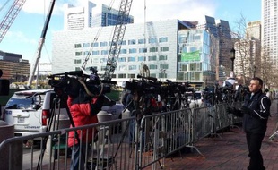 Des journalistes le 5 juin 2015 devant le tribunal de Boston où est jugé Djokhar Tsarnaev, l'auteur présumé des attentats du marathon