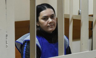 Goultchekhra Bobokoulova, une nourrice suspectée du meurtre d'un enfant à Moscou, assise dans la cage des accusés au tribunal de Moscou, le 2 mars 2016