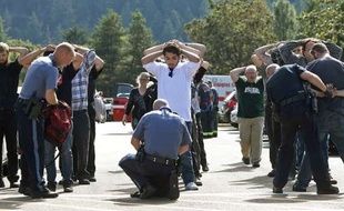 Des policiers fouillent des étudiants de l'Umpqua Community College, à Roseburg (Oregon), quelques heures après al fusillade mortelle survenue sur le campus, le 1er octobre 2015.