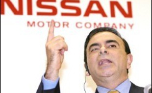 Le deuxième constructeur automobile japonais Nissan a renoncé vendredi à réaliser un nouveau bénéfice record cette année après une forte chute de son profit au troisième trimestre, premier revers sérieux infligé à son PDG Carlos Ghosn depuis son arrivée en 1999.