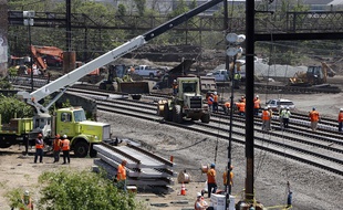 Des employés sur le site du déraillement de train qui a fait 8 morts à Philadelphie, le 15 mai 2015.