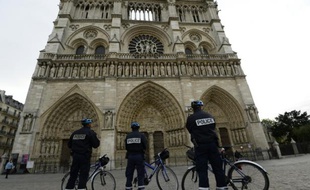 Des policiers devant la cathédrale Notre Dame de Paris, le 14 novembre 2014