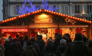 Un stand de vin chaud sur le marché de Noël de Strasbourg. (Illustration)