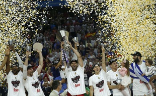 Les joueurs du Real Madrid soulèvent le trophée de l'Euroligue 2015, le 17 mai 2015.