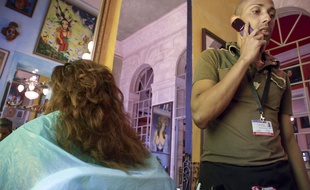 Un coiffeur au téléphone (illustration).