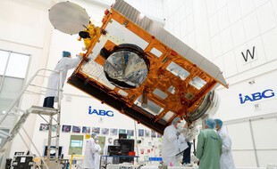Les dernières retouches sur Sentinel-6a en juillet en Allemagne.