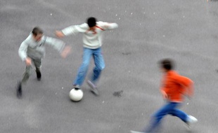 Des enfants jouent dans la cour de récréation de l'école Henri Caubière à Honfleur, le 9 avril 2009, lors d'un stage de remise à niveau pendant les vacances scolaires