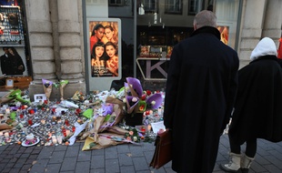 Des hommages aux victimes de l'attentat à Strasbourg dans la rue des Grandes Arcades. Illustratio