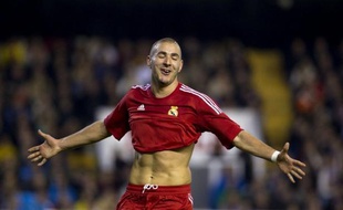 Terminés le soupçon de nonchalance, les kilos superflus et les soucis extra sportifs: Karim Benzema a redressé son image et son jeu pour devenir en 2011 un joueur clef du Real Madrid de l'exigent José Mourinho et l'un des rares titulaires indiscutables en équipe de France.