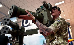 Les industriels étrangers de l'armement, présents au salon Defexpo de Delhi, rongent leur frein en attendant l'arrivée d'un nouveau gouvernement en Inde, dans l'espoir qu'il donnera son feu vert aux nombreux contrats de modernisation de l'armée en suspens.