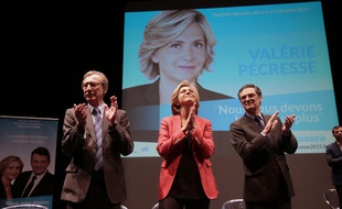 Valérie Pécresse, entourée de Georges Siffredi, maire de Chatenay-Malabry, et Patrick Devedjian, (à droite) président du conseil départemental des Hauts-de-Seine, lors d'un meeting à Chatenay-Malabry, le 24 novembre.