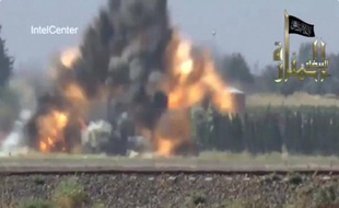 Les rebelles syriens ont abattu jeudi, selon une ONG, un hélicoptère des forces du régime en banlieue de Damas dont les quartiers sud sont sinistrés après des semaines de combats.