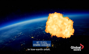 Capture d'écran d'une animation montrant le missile indien détruisant un satellite.