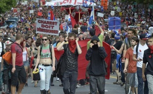 Quelque 400 personnes ont été interpellées dans la nuit de mercredi à jeudi à Montréal au terme d'une manifestation festive, déclarée illégale par les autorités, qui l'ont néanmoins tolérée pendant plus de trois heures, avant quelques débordements.