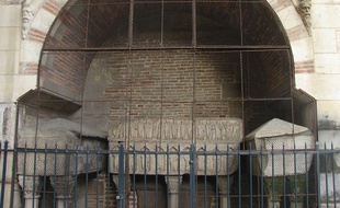 L'enfeu de la paroisse Saint-Sernin. Les deux sarcophages latéraux seront ouverts en novembre 2019.
